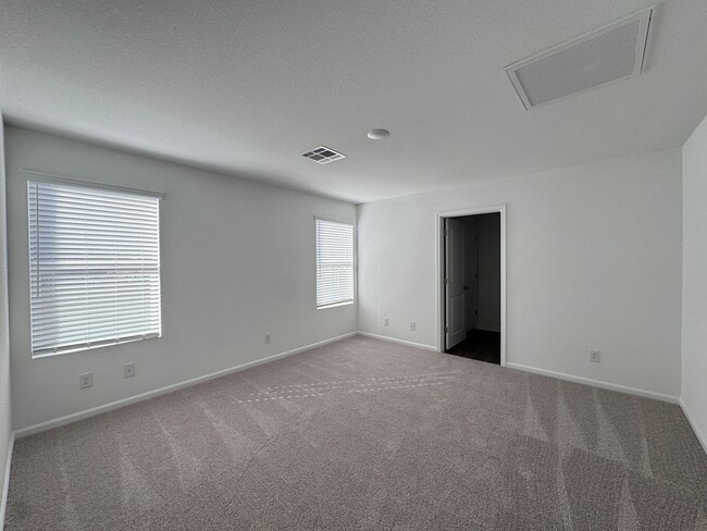 Building Photo - 3 bedroom Newer home