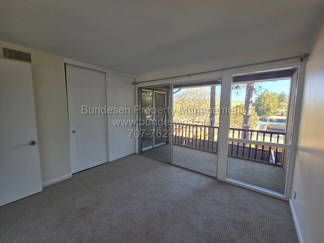 Building Photo - 9 Forest Ln