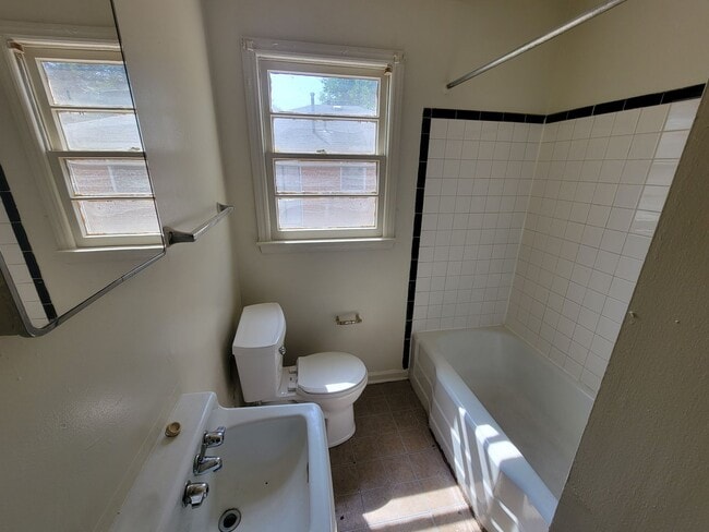 Building Photo - 2 Bedroom Duplex