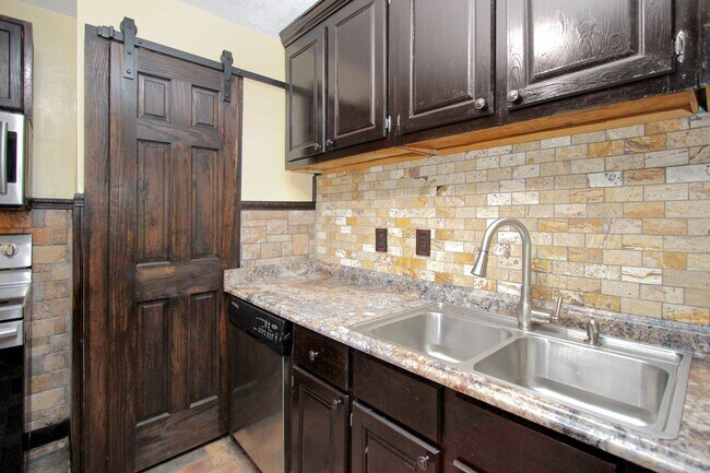 Building Photo - Well-Maintained Home with Spacious Yard and Screened Porch