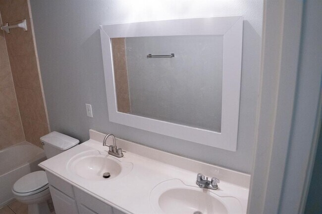 Building Photo - 8727 Cedar Walk Dr