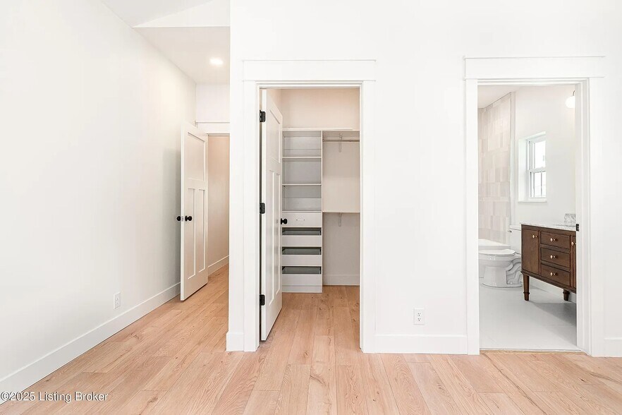 Building Photo - 935 E Madison St