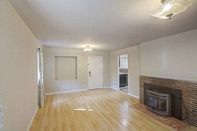 Building Photo - 4 bed/ 2 bath house on 145th St!