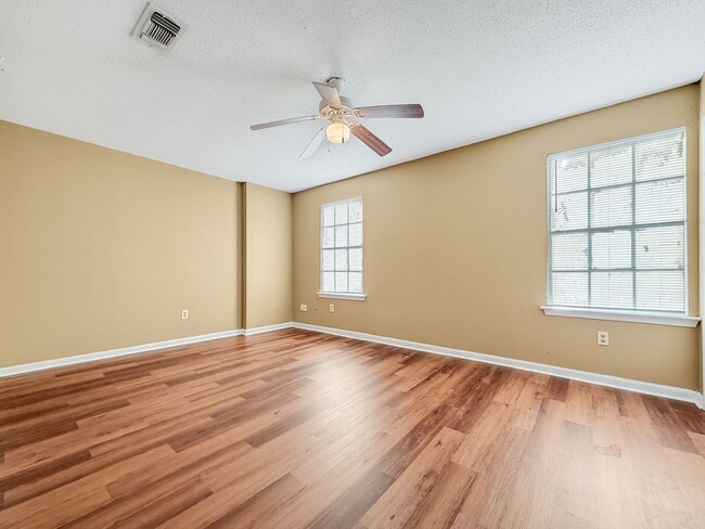 Building Photo - 2 Bedroom 1.5 Bath