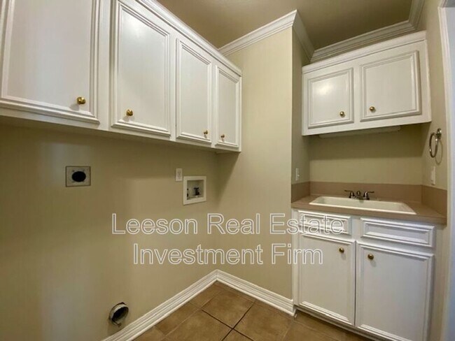Building Photo - 2015 Regent Cir