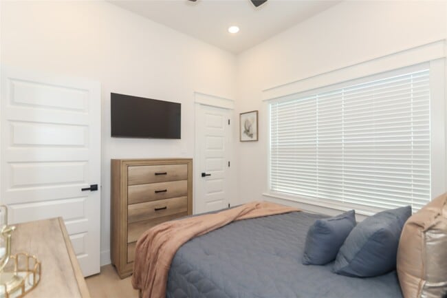 Building Photo - 4902 Higgins St