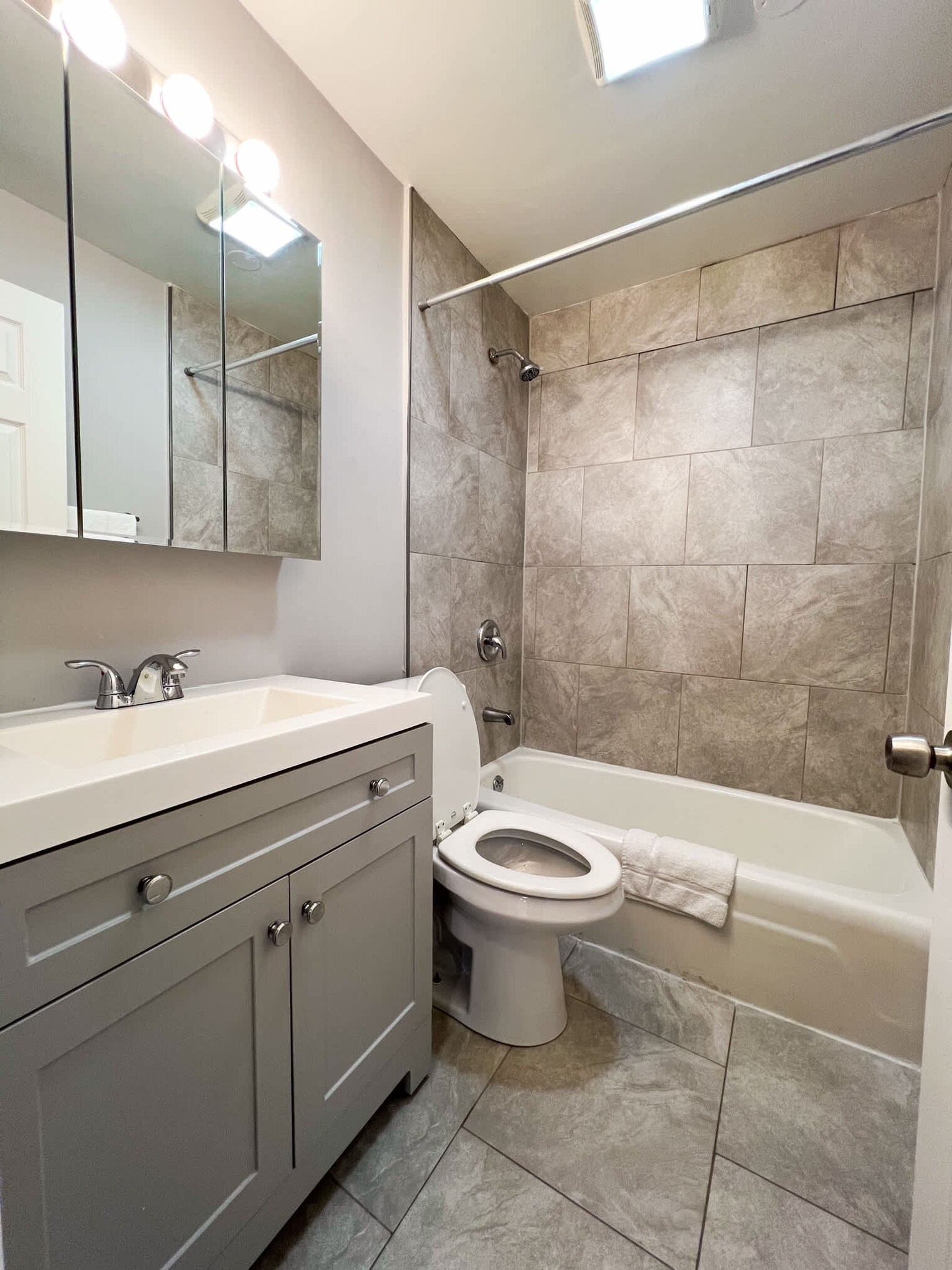 Building Photo - 3161 N Cambridge Ave