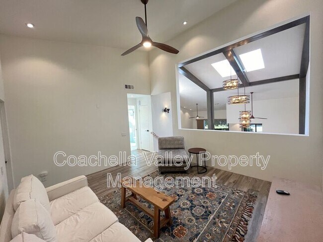 Building Photo - 287 S Civic Dr