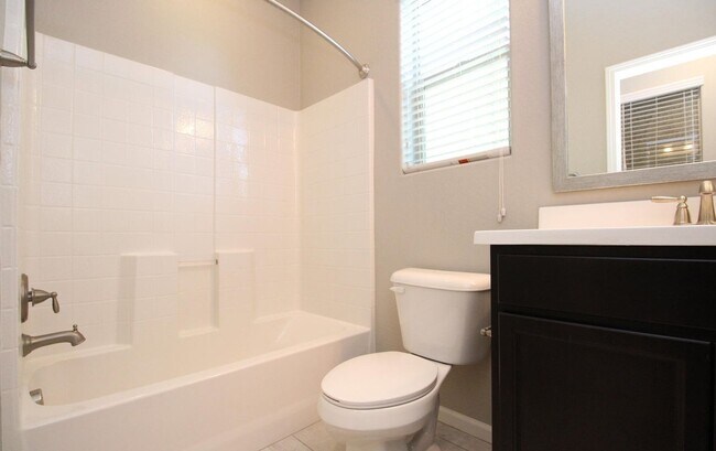 Building Photo - Stunning 3-bedroom, 3-bathroom home located in the heart of Peoria, AZ.