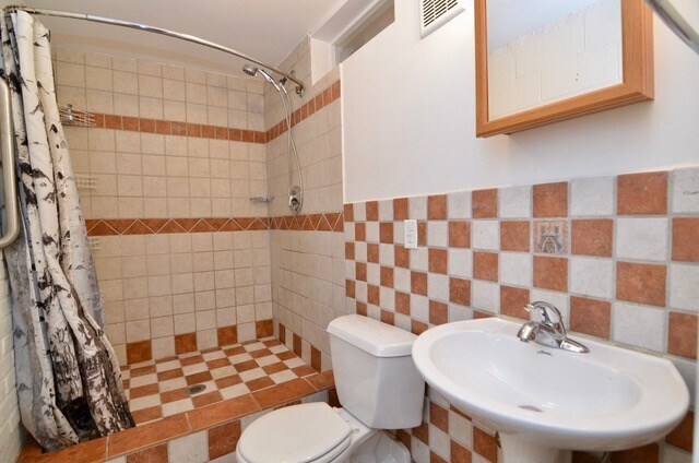 Building Photo - 70 Clarendon St