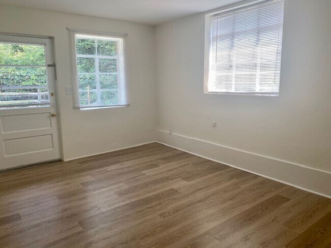 Building Photo - Charming Renovated 1BR – Water & Parking I...