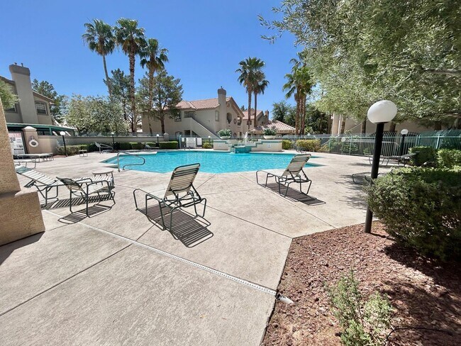 Building Photo - SPACIOUS 2 BEDROOM TOP FLOOR CONDO