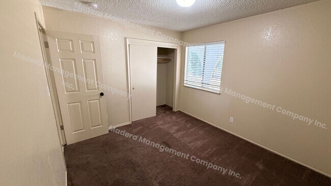 Building Photo - 4 bed/2 Bath - Available now