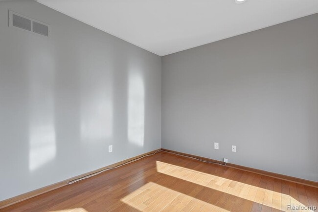 Building Photo - 37701 Fleetwood Dr