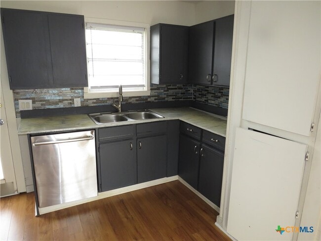 Building Photo - 406 W Ave E