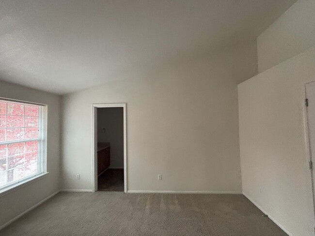 Building Photo - 3 Bed, 2.5 Bath Townhome In The Churchill ...