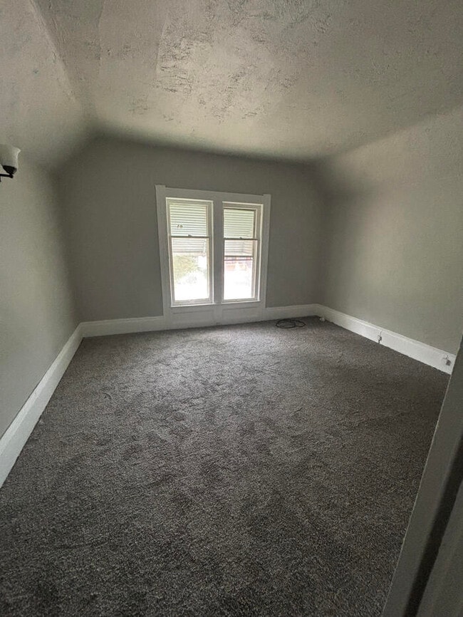 Building Photo - Stunning 4 beds 1 bath in Cleveland!