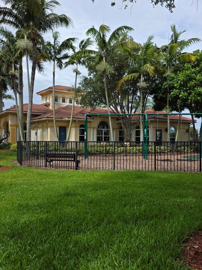 Building Photo - 2866 S Oasis Dr