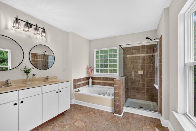 Building Photo - 4007 Jockey Club Circle