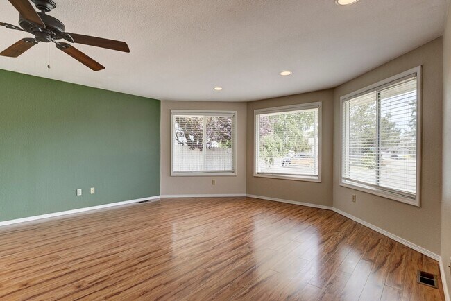 Building Photo - 3 Bed 2 Bath Home Near Town