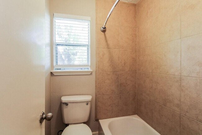 Building Photo - 1807 Oakwell Ln