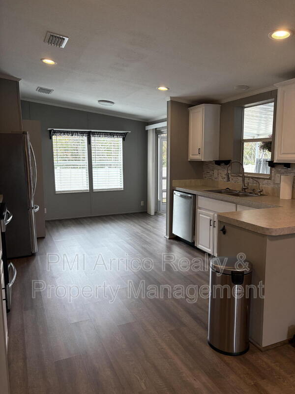 Building Photo - 712 Choo Choo Ln