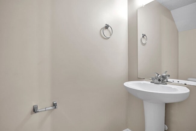 Building Photo - 2 Bed 2.5 Bath Townhome