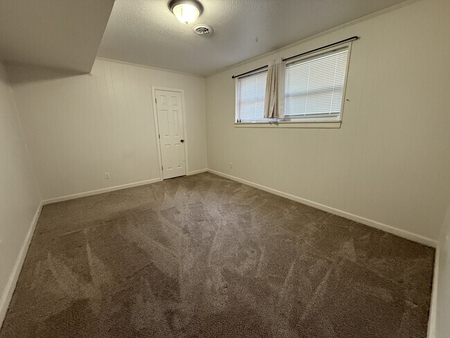 Building Photo - 423 Kendall Rd