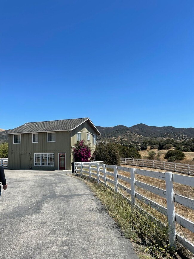 Building Photo - Beautiful Home in Chualar -with many ameni...