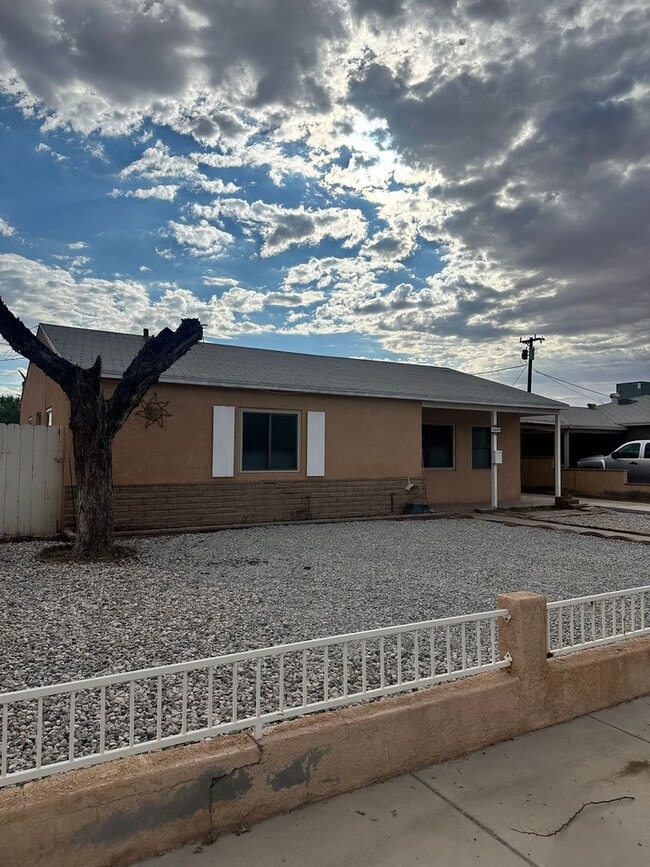 Building Photo - 3 bed with 1 bath - ALL TILE through out home