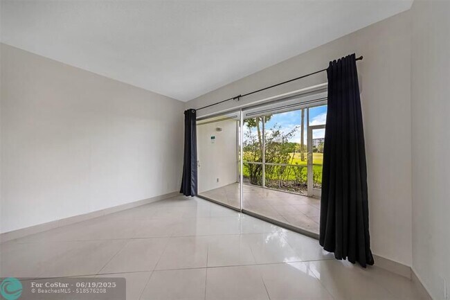 Building Photo - 2850 N Palm Aire Dr