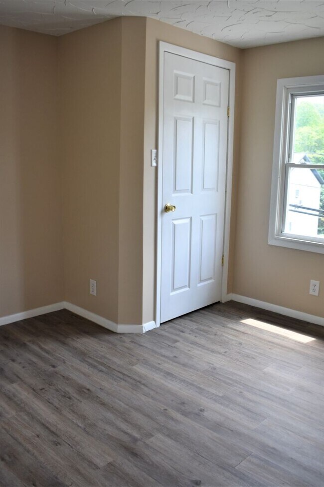 Building Photo - LEASE PENDING AS OF 05/06/2025: Lovely 3 b...