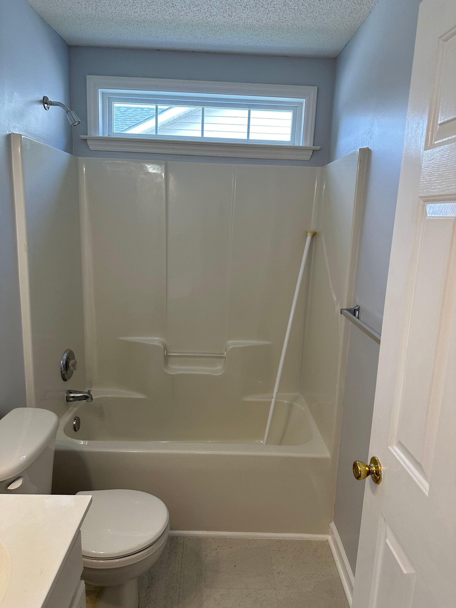 Guest bath - 1524 Hawkcrest Ln