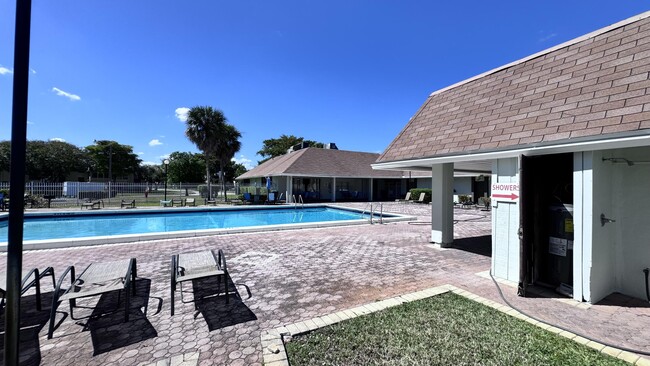 Building Photo - 5535 Lakewood Cir