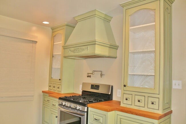 Building Photo - 3170 Strathmore Dr