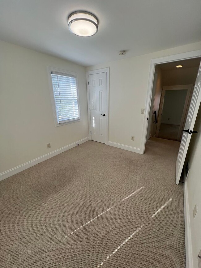 Building Photo - 3 Bed, 1.5 Bath Near U of R, Strong & Coll...