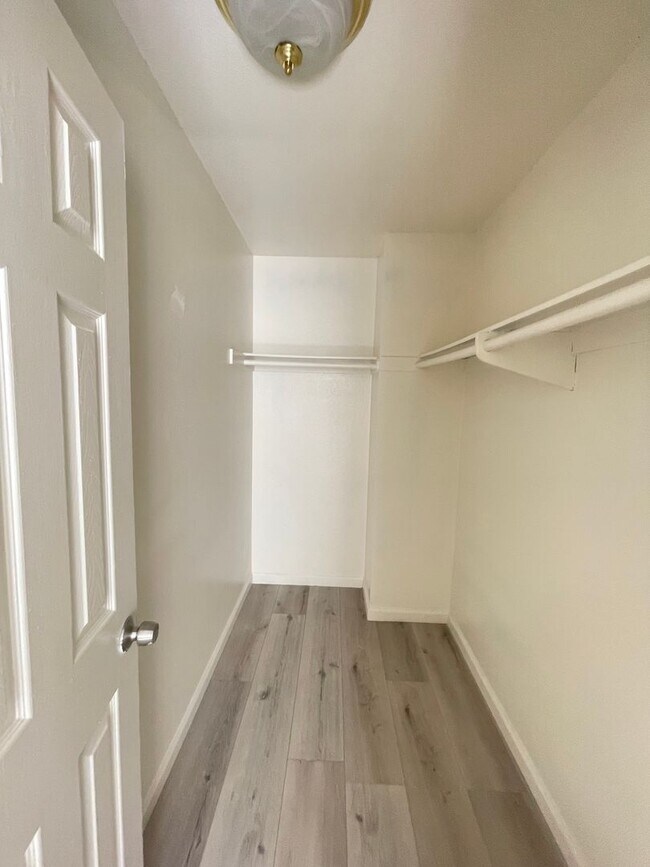 Building Photo - Bright 3BD Condo in Gated Community