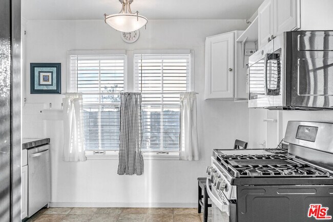 Building Photo - 1352 Ocean Park Blvd