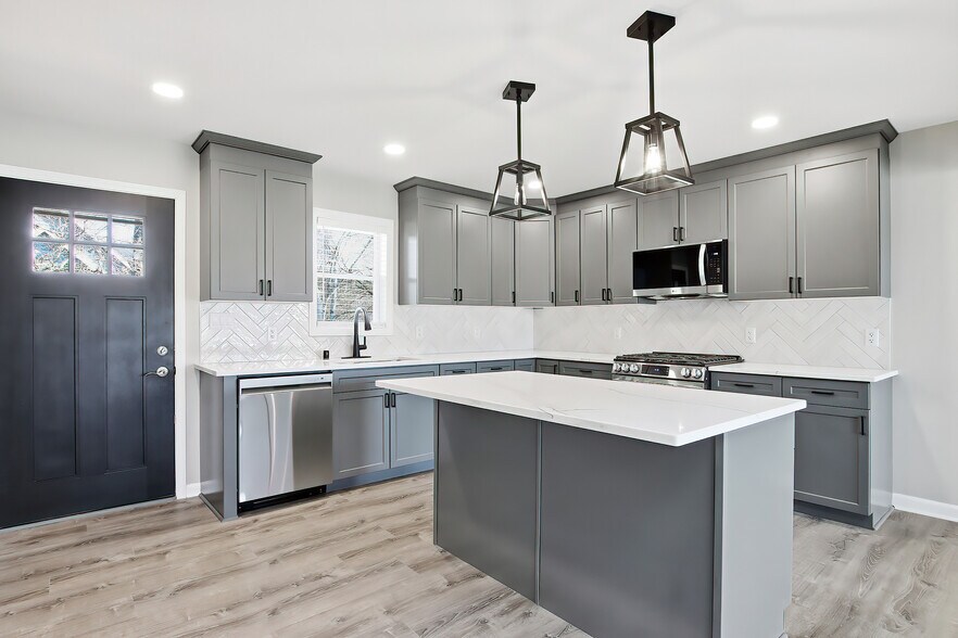 Building Photo - 6582 Lakeside Rd