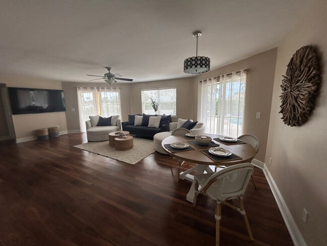 Building Photo - 5 Chiquita Blvd S