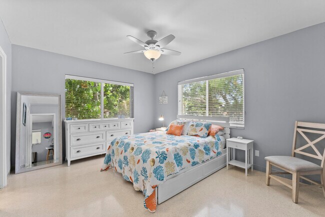 Building Photo - 1203 Hillsboro Mile