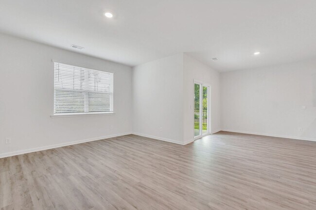 Building Photo - 4 BEDROOMS & FENCED YARD!