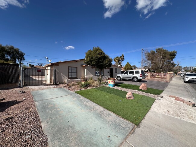 Building Photo - 2 BED 2 BATH WITH A HUGE BACKYARD IN THE H...