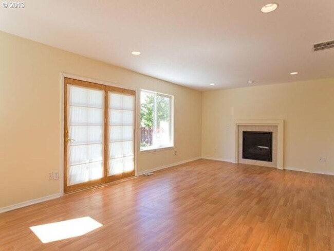 Building Photo - SUNNY & BRIGHT SINGLE FAMILY HOME IN HILLSBORO