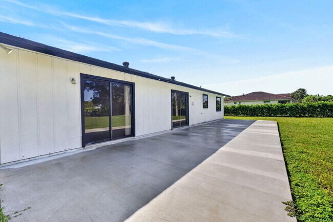 Building Photo - 5989 Coconut Blvd