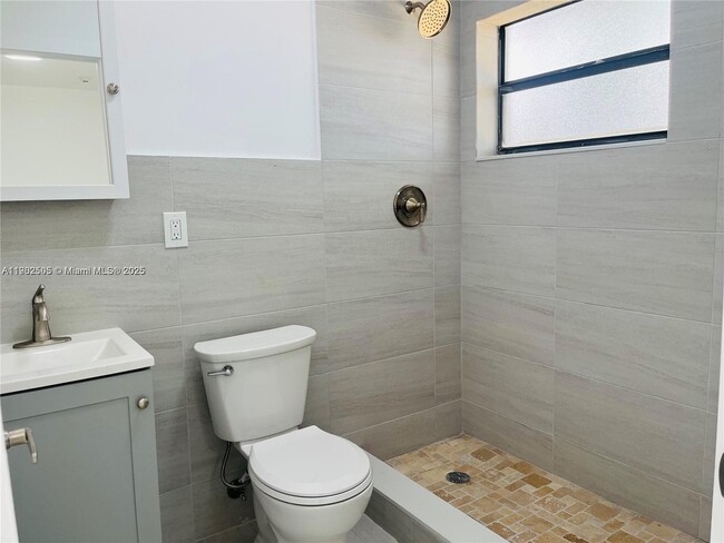 Building Photo - 13390 NE 6th Ave