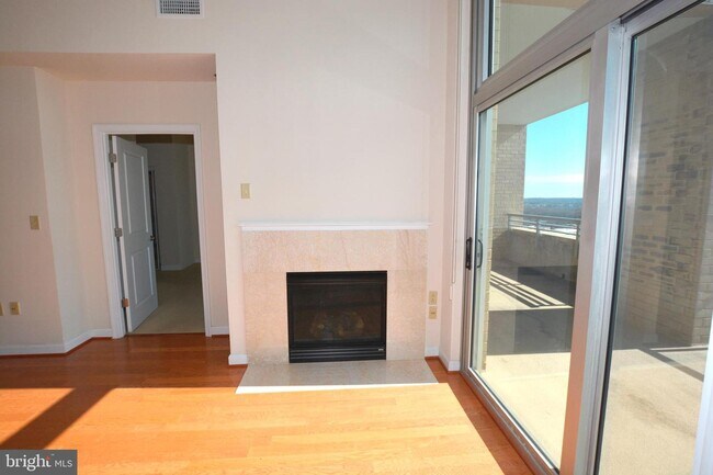 Building Photo - 5750 Bou Ave