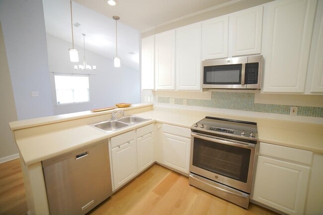 Building Photo - 1121 Mosswood Chase