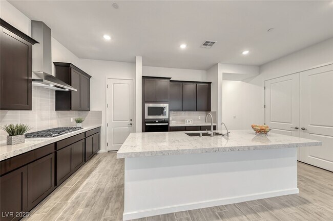 Building Photo - 102 Ibiza Lk Dr