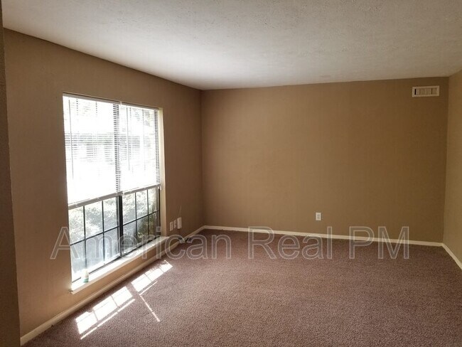 Building Photo - 801 Wood Glen